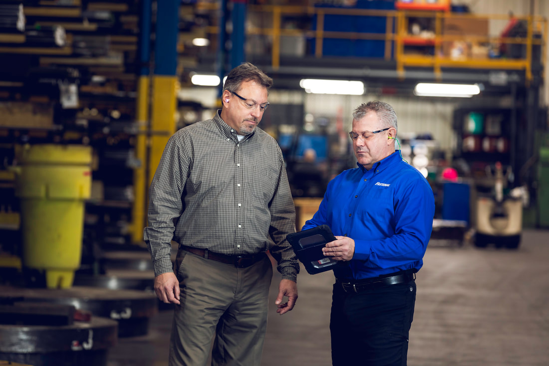 Fastenal employee and customer in warehouse